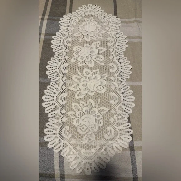 Heritage Lace, Vintage Rose Table Runner, Approx 32x15”, Great Condition - Picture 7 of 11